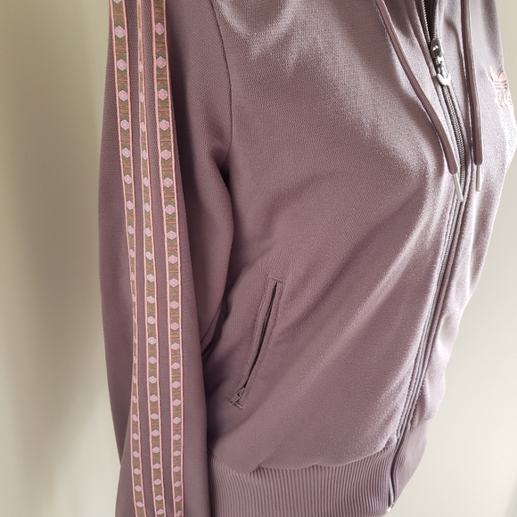 Adidas jacket . Tag says large fits smaller - Picture 2 of 3